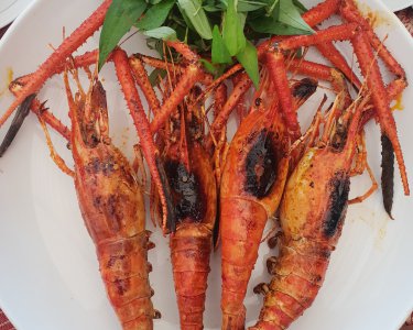 Tôm càng sen nướng mọi